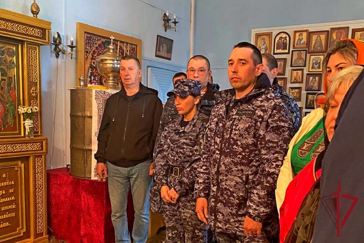 В Певеке росгвардейцы приняли участие в молебне о победе