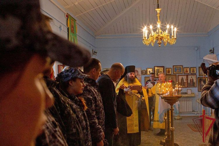 В Певеке росгвардейцы приняли участие в молебне о победе