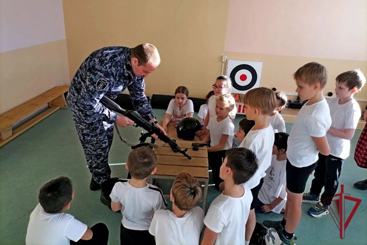 Росгвардейцы провели патриотические мероприятия в учебных заведениях Чукотки