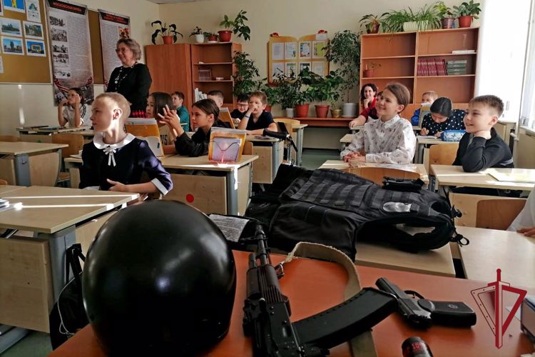 Росгвардейцы провели патриотические мероприятия в учебных заведениях Чукотки