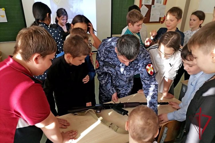 Росгвардейцы провели патриотические мероприятия в учебных заведениях Чукотки