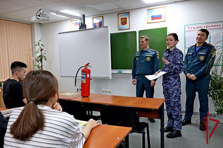 В Анадыре Росгвардия и МЧС объединили усилия по профилактике пожарной безопасности