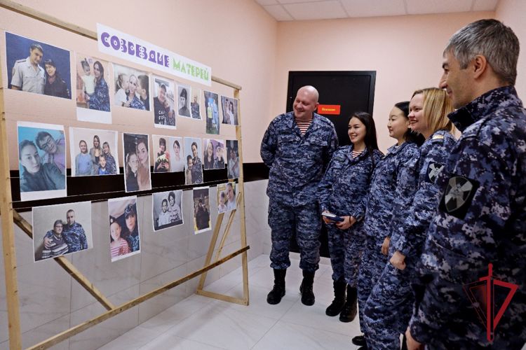 Фотовыставку «Созвездие матерей» организовали росгвардейцы на Чукотке