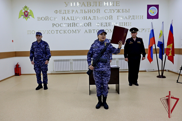 На Чукотке 8 росгвардейцев присягнули на верность Отечеству