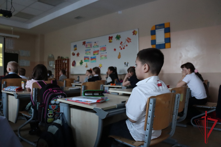 Патриотический час со школьниками провели росгвардейцы на Чукотке