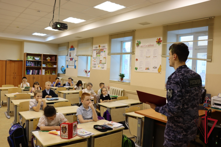 Патриотический час со школьниками провели росгвардейцы на Чукотке