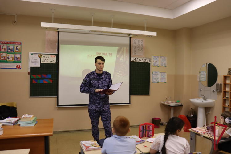 Патриотический час со школьниками провели росгвардейцы на Чукотке