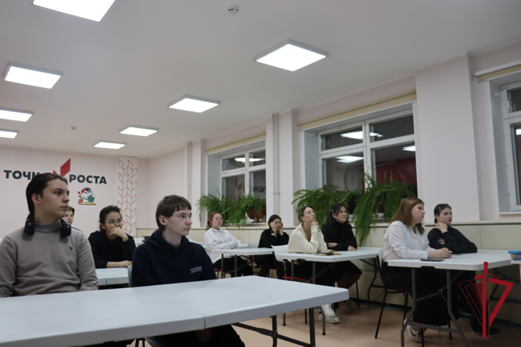В Анадыре росгвардейцы провели патриотический урок