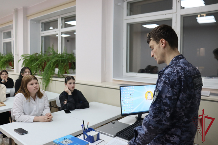 В Анадыре росгвардейцы провели патриотический урок