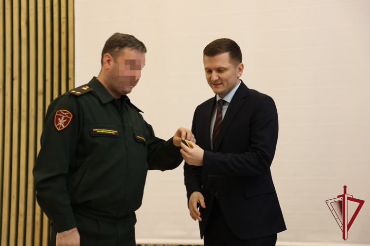 Офицер территориального Управления Росгвардии получил ключи от первого арендного дома на Чукотке