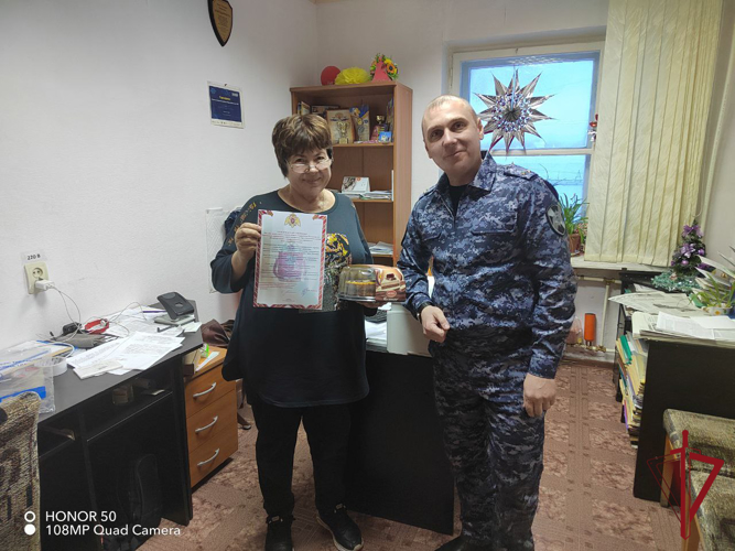 Редакторов газеты Чаун-Чукотки и Эгвекинота поздравили росгвардейцы