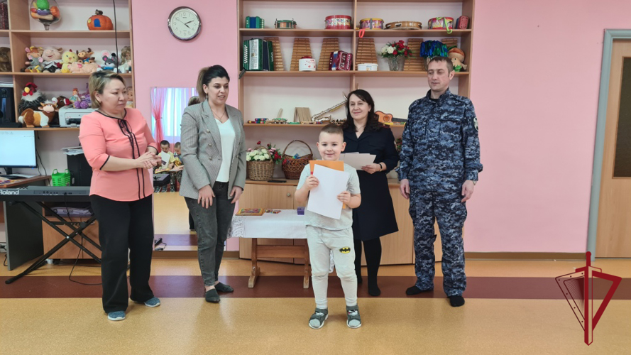 Воспитанники детского сада «Парус» в Анадыре написали письма участникам СВО