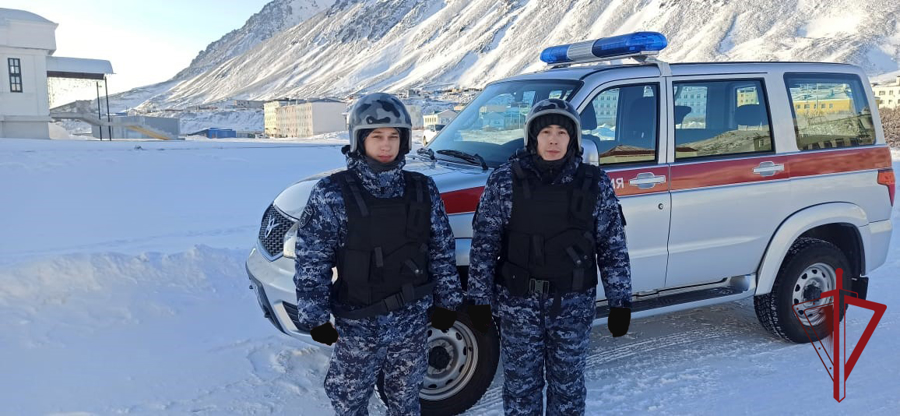 На Чукотке росгвардейцы обнаружили на улице в позднее время четырехлетнего ребёнка без присмотра