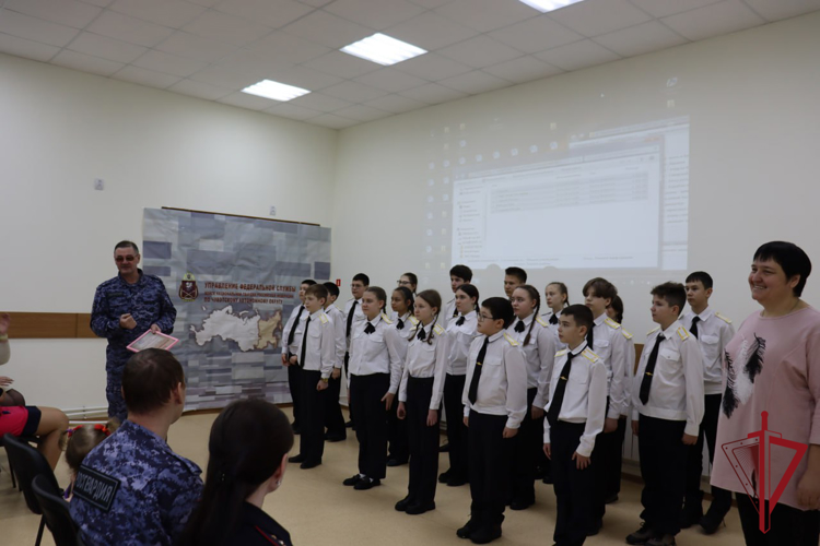 Школьники Анадыря поздравили росгвардейцев с Днем защитника Отечества