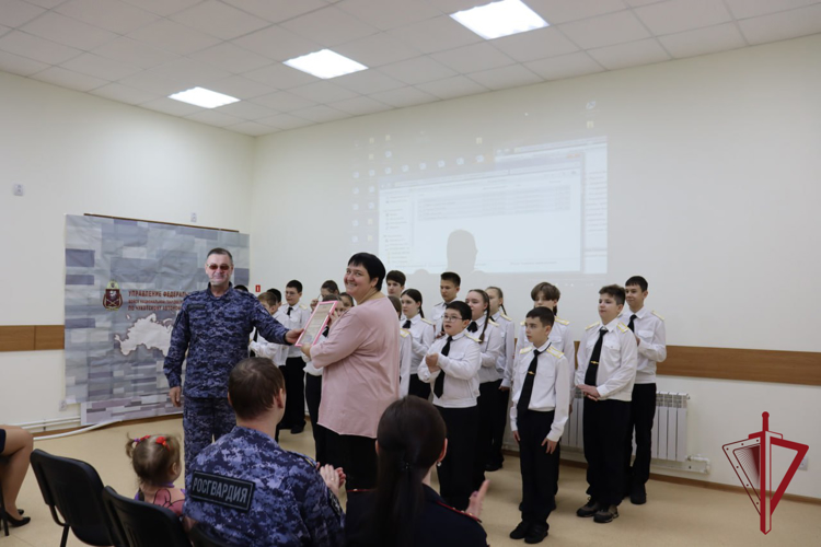 Школьники Анадыря поздравили росгвардейцев с Днем защитника Отечества