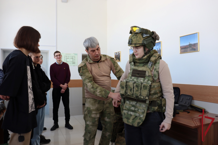 Старшеклассникам на Чукотке рассказали о службе в Росгвардии