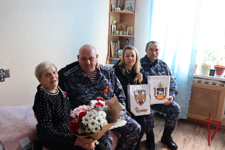 Ветерана Великой Отечественной войны Миланью Илларионовну навестили росгвардейцы на Чукотке