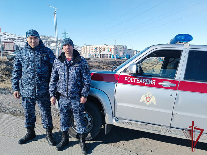 На Чукотке росгвардейцы ликвидировали возгорание в подъезде самого северного города России