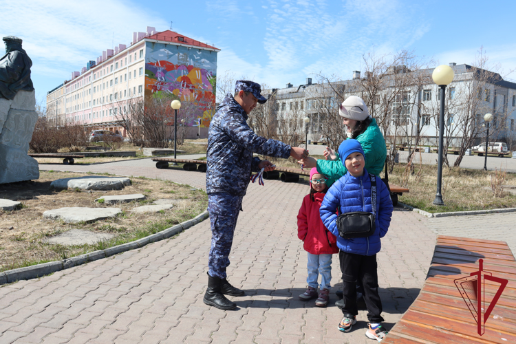 В столице Чукотки росгвардейцы приняли участие в патриотической акции, приуроченной  ко Дню России 