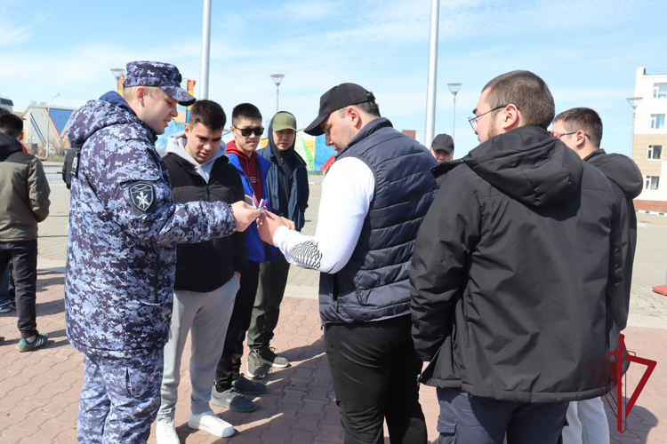 В столице Чукотки росгвардейцы приняли участие в патриотической акции, приуроченной  ко Дню России 