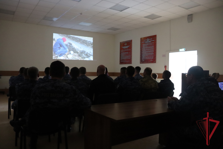 Росгвардейцы на Чукотке прослушали лекцию на тему: «Укрепление морально-нравственных ценностей и формирование здорового образа жизни»