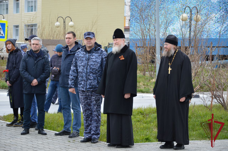 В столице Чукотки росгвардейцы в День Памяти и Скорби возложили цветы к мемориалу