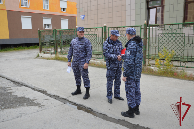 В Анадыре сотрудникам вневедомственной охраны Росгвардии вручили очередные специальные звания