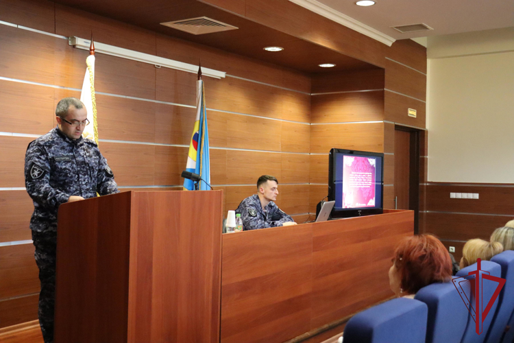 Чукотские росгвардейцы провели лекцию по антитеррору для Управления Федерального казначейства по Чукотскому автономному округу
