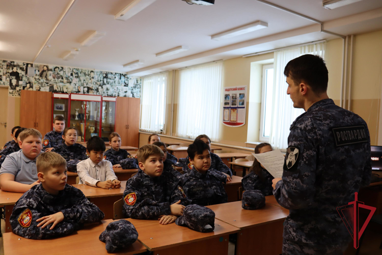 Уроки мужества, посвященные Сталинградской битве, провели для чукотских  школьников сотрудники Росгвардии