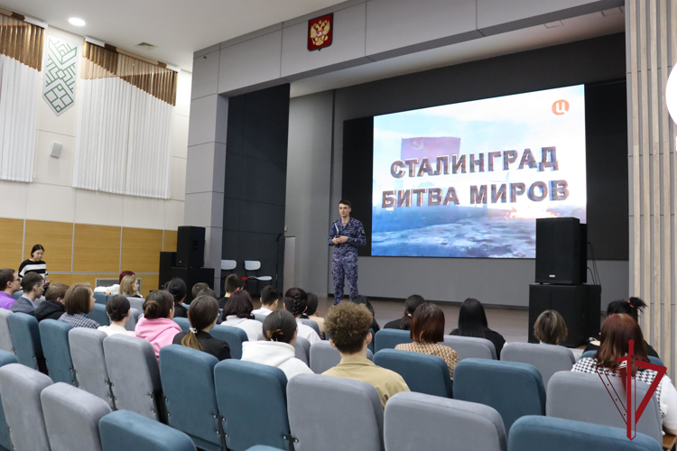 Уроки мужества, посвященные Сталинградской битве, провели для чукотских  школьников сотрудники Росгвардии