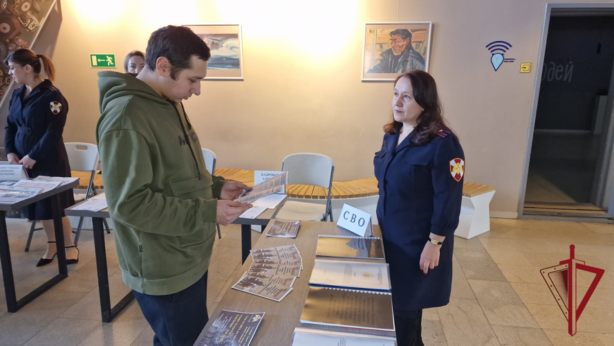 Сотрудники вневедомственной охраны провели презентацию ведомства для чукотской молодежи