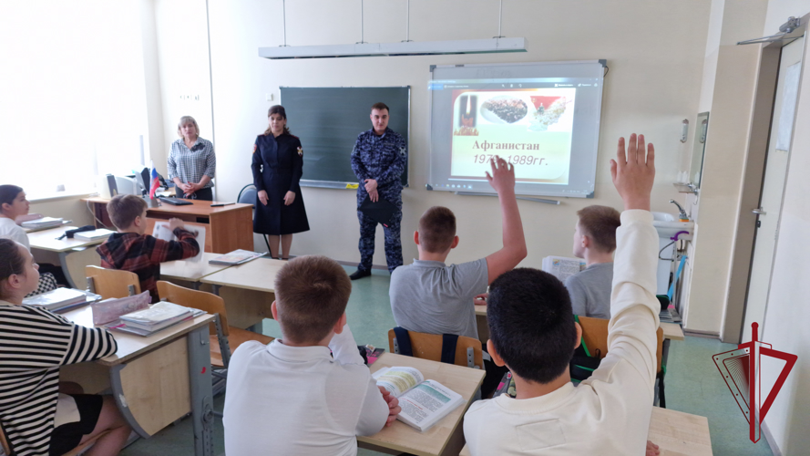 Росгвардейцы на Чукотке провели уроки мужества в преддверии годовщины вывода войск из Афганистана