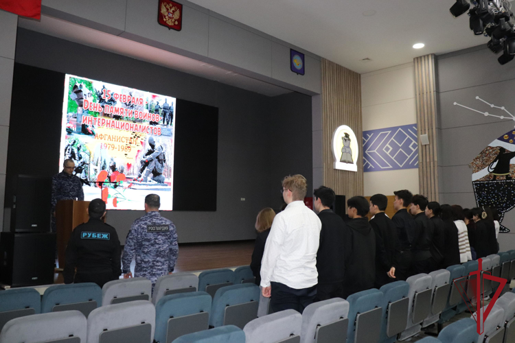 В Чукотском профильном лицее сотрудники Росгвардии провели  мероприятие ко Дню памяти воинов-интернационалистов
