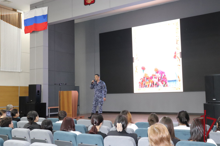 В Чукотском профильном лицее сотрудники Росгвардии провели  мероприятие ко Дню памяти воинов-интернационалистов