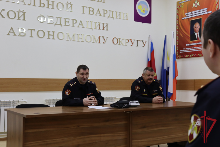 Сотрудников государственного контроля и лицензионно-разрешительной работы Росгвардии поздравили с профессиональным праздником на Чукотке