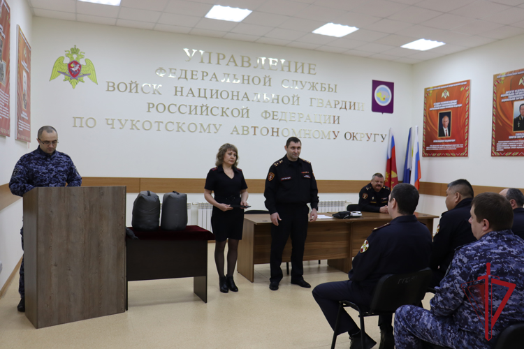 Сотрудников государственного контроля и лицензионно-разрешительной работы Росгвардии поздравили с профессиональным праздником на Чукотке
