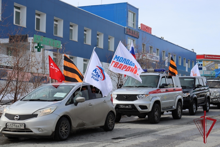 На Чукотке росгвардейцы приняли участие в автопробеге Победы