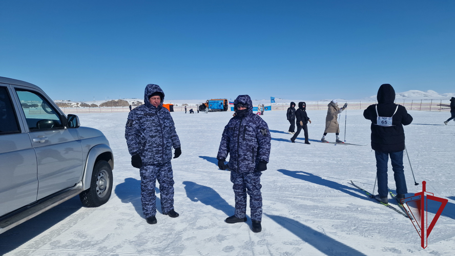 Росгвардейцы обеспечили охрану порядка на «Лыжне России»  в Анадыре и стали участниками лыжного забега