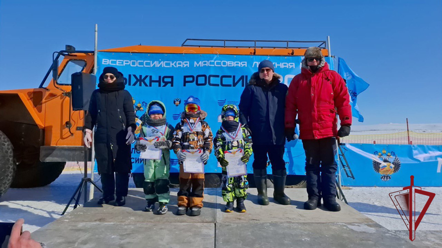 Росгвардейцы обеспечили охрану порядка на «Лыжне России» в Анадыре и стали участниками лыжного забега