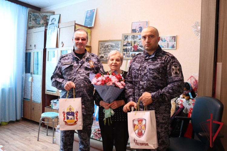 На Чукотке в преддверии Дня Победы росгвардейцы навестили  ветеранов Великой Отечественной войны