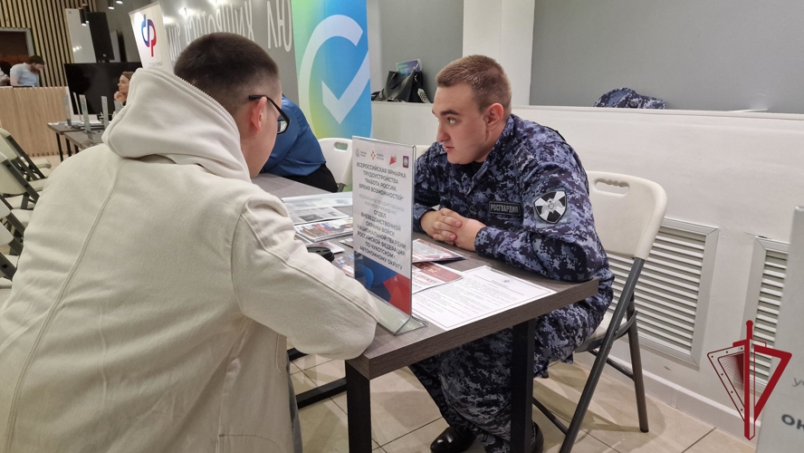 «Работа России. Время возможностей»: Росгвардия представила  ведомство на ярмарке вакансий на Чукотке