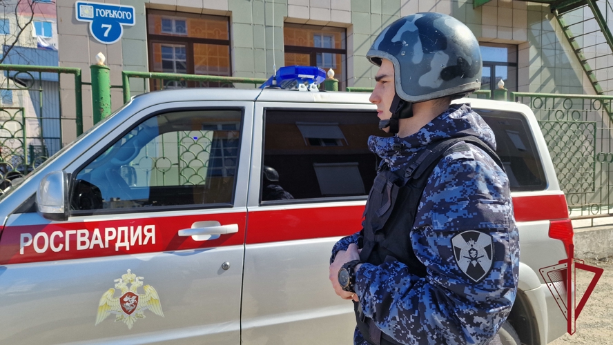 Хулиган на улице вынудил росгвардейцев применить физическую силу и спецсредство в Анадыре