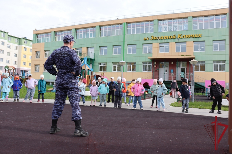 Ко Дню физкультурника чукотские  росгвардейцы провели утреннюю зарядку с воспитанниками  детского сада