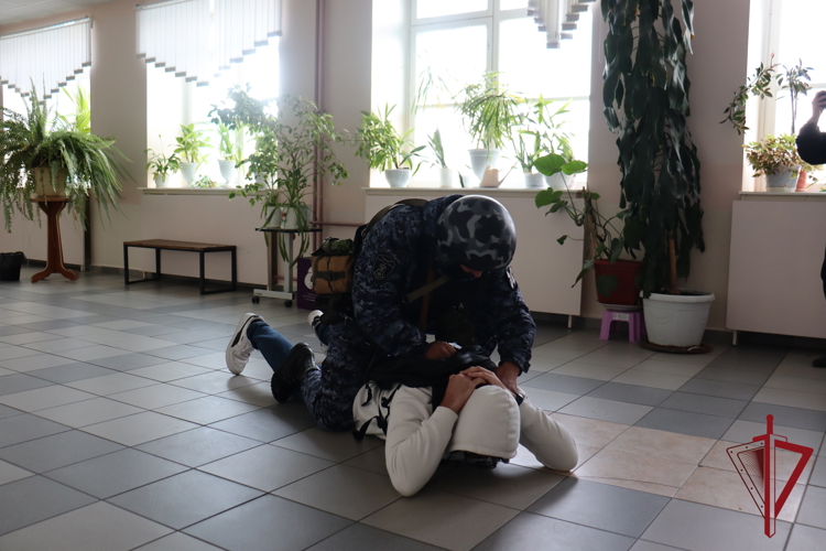 Росгвардейцы приняли участие в приёмке образовательных учреждений к новому учебному году на Чукотке