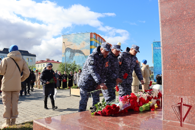 В столице Чукотки росгвардейцы в День солидарности в борьбе с терроризмом возложили цветы к мемориалу