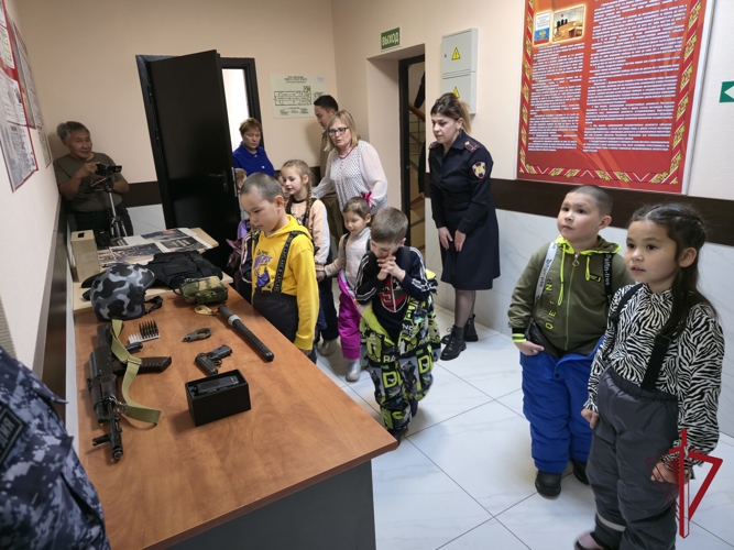 На Чукотке росгвардейцы провели дни открытых дверей для детей 