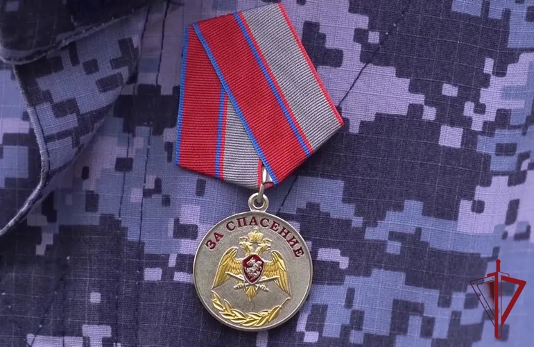 На Чукотке сотрудники Росгвардии награждены медалями «За спасение»