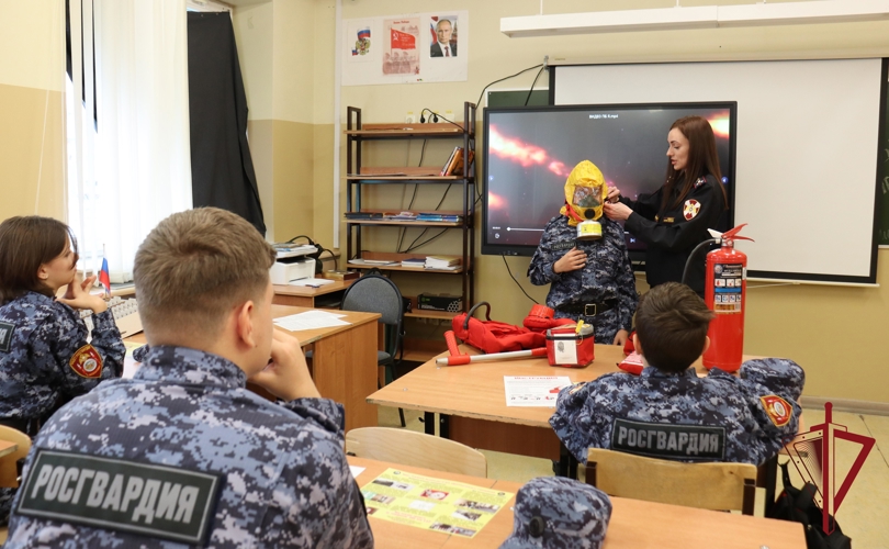  На Чукотке сотрудник Росгвардии провел урок пожарной безопасности в кадетском классе