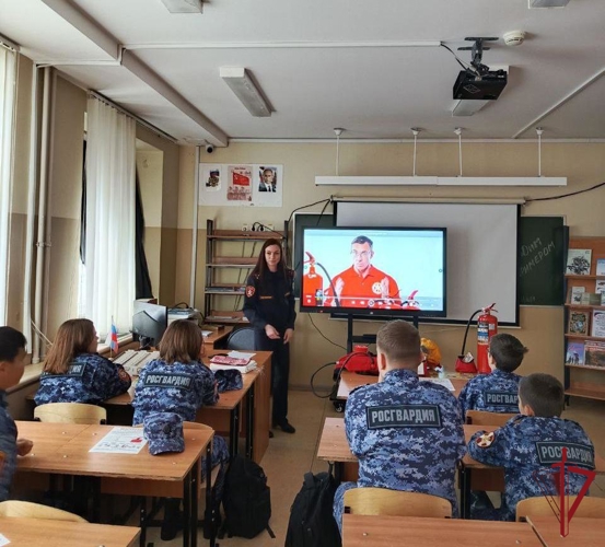  На Чукотке сотрудник Росгвардии провел урок пожарной безопасности в кадетском классе