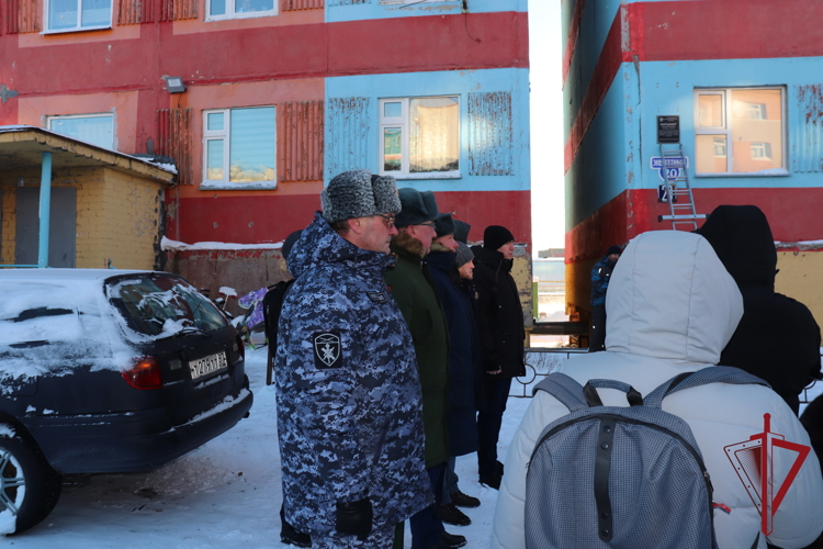 В Анадыре росгвардейцы приняли участие в установлении мемориальных досок воинам-героям